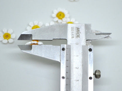 Chamomile flower glass beads, White yellow lampwork beads, Wildflowers, Daisy bead, Floral murano glass White Camomile, Artisan lampwork