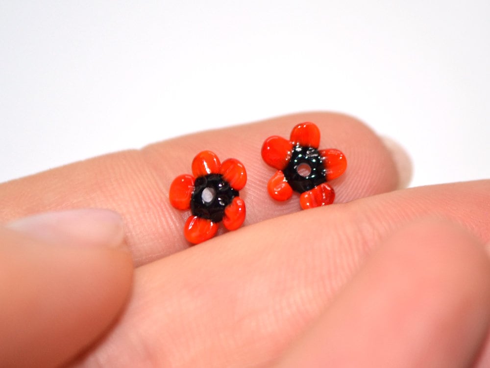 Red poppy glass beads, Very small red flower beads, Red black flower beads, Tiny red flowers, Lampwork poppy beads, 7mm flowers, poppy red