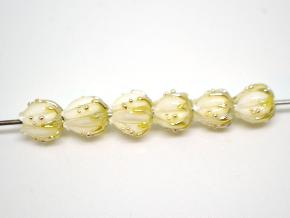 Handmade lampwork 10mm White flower glass beads with gold drops, Lampwork bead set, Small flower beads, Floral lampwork, Art glass bead milk