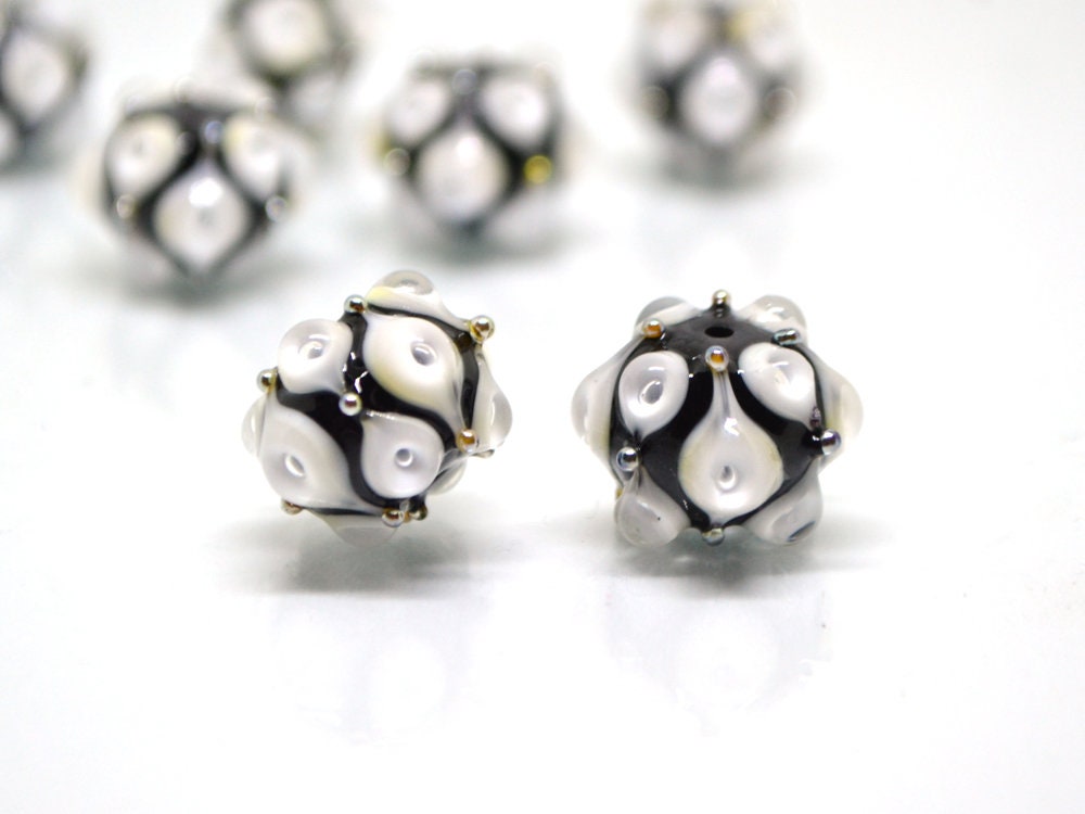 Black white glass beads