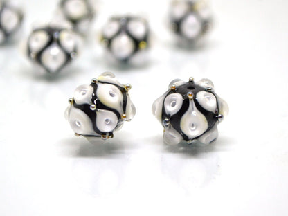 Black white glass beads