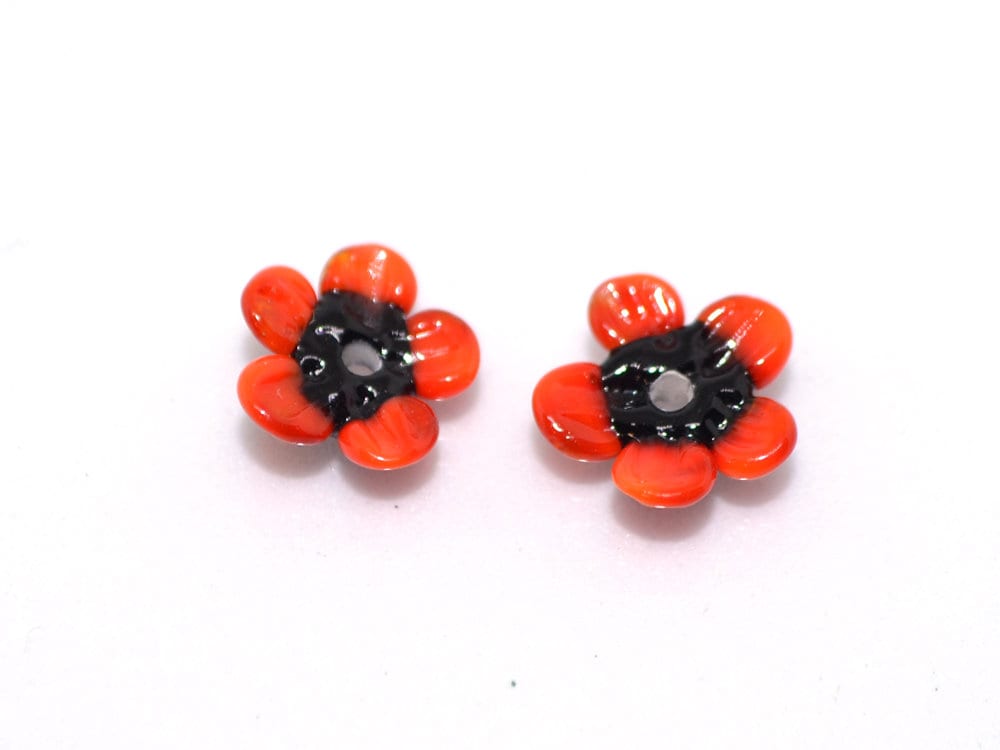 Red poppy glass beads, Very small red flower beads, Red black flower beads, Tiny red flowers, Lampwork poppy beads, 7mm flowers, poppy red