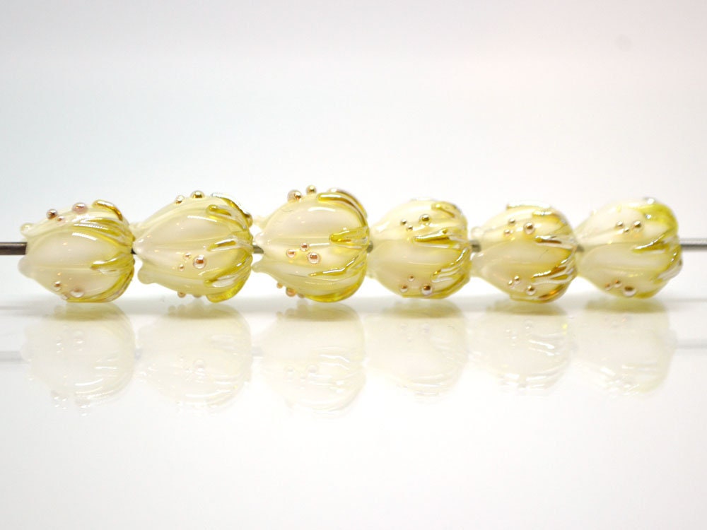 Handmade lampwork 10mm White flower glass beads with gold drops, Lampwork bead set, Small flower beads, Floral lampwork, Art glass bead milk