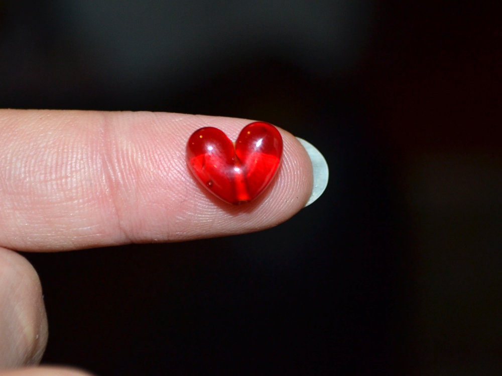 Small red heart beads, Lampwork heart, Flat heart beads, Red glass beads, Glass heart shape bead, Heart jewelry making, Artisan lampwork