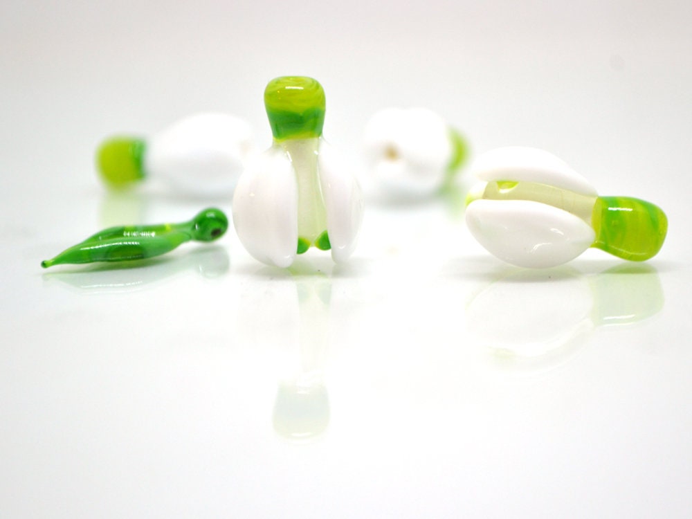 Lampwork snowdrop flower beads, White glass beads, Floral lampwork, Spring beads, Nature inspired,Artisan lampwork,white green, glass flower