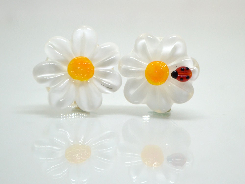 Chamomile flower lampwork beads with ladybug, Lentils beads, White flower beads, White floral lampwork