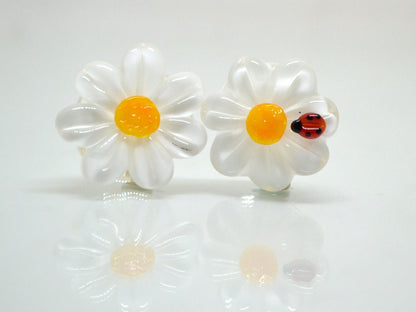 Chamomile flower lampwork beads with ladybug, Lentils beads, White flower beads, White floral lampwork