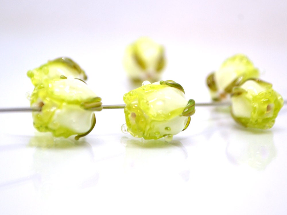 Green yellow rose bud beads, Lampwork rose beads, Salad green beads, Verdant Artisan lampwork, Floral Lampwork,Glass flower jewelry,Handmade