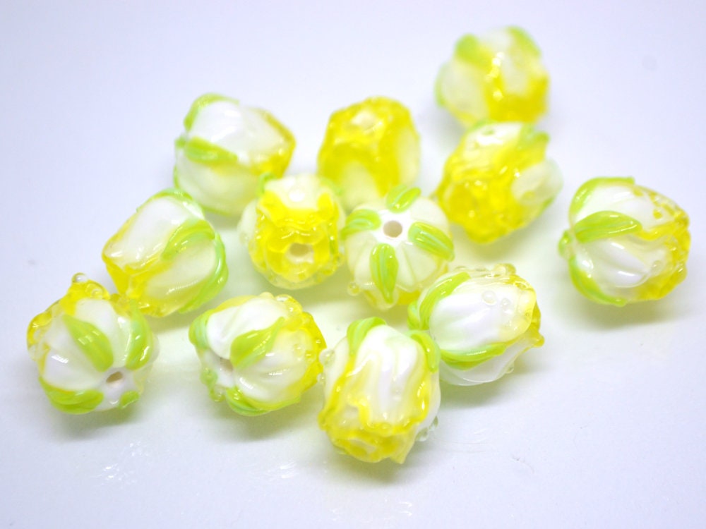Yellow lampwork rosebud beads, Glass rose beads, White flower beads, Artisan lampwork, Floral Lampwork, Jewelry making, Glass flower jewelry