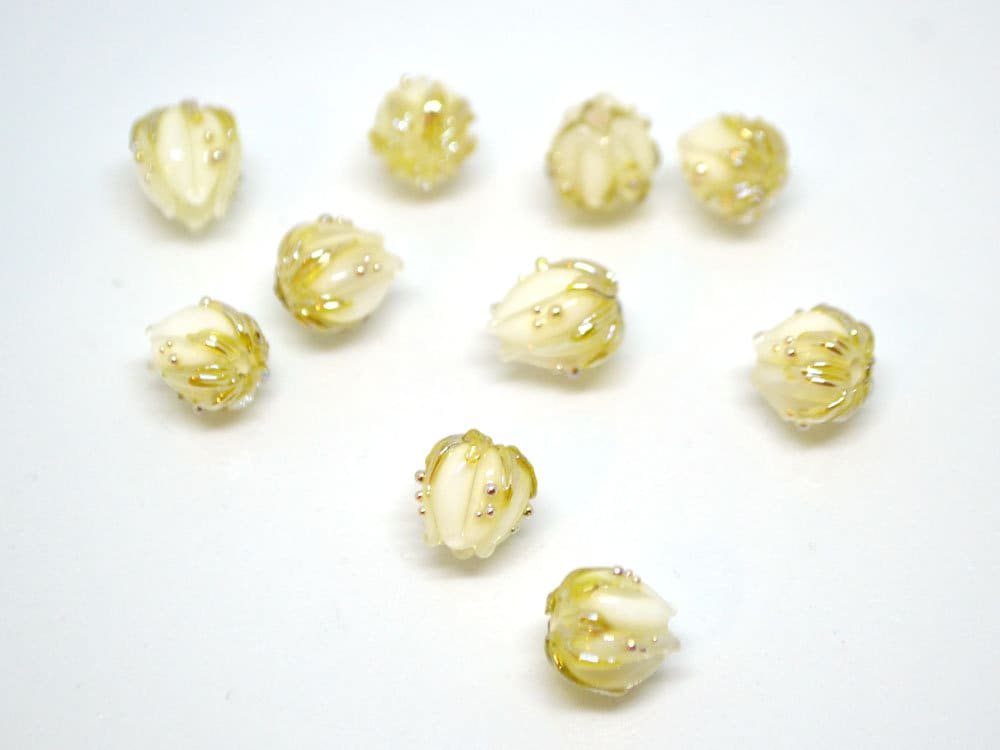 Handmade lampwork 10mm White flower glass beads with gold drops, Lampwork bead set, Small flower beads, Floral lampwork, Art glass bead milk