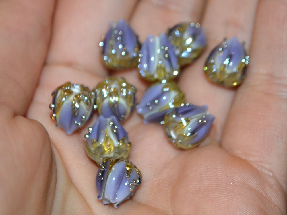 Lavender flower beads green gold, 10mm beads, Light purple flower beads, Artisan lampwork, Handmade flower bead, Glass flower bead, Floral
