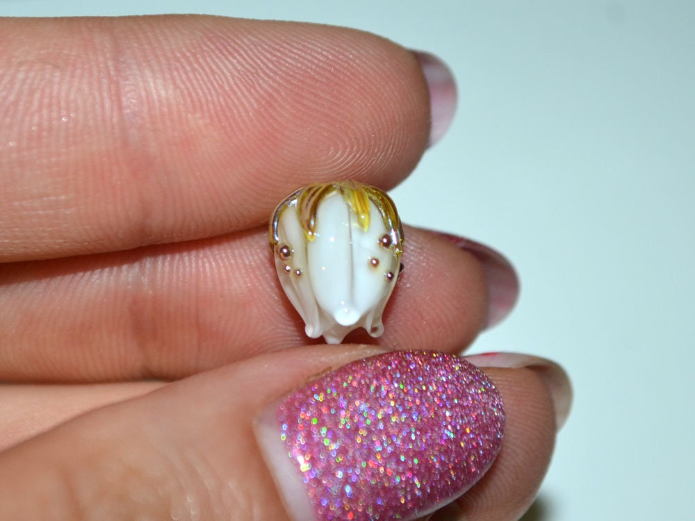 Handmade lampwork 10mm White flower glass beads with gold drops, Lampwork bead set, Small flower beads, Floral lampwork, Art glass bead milk