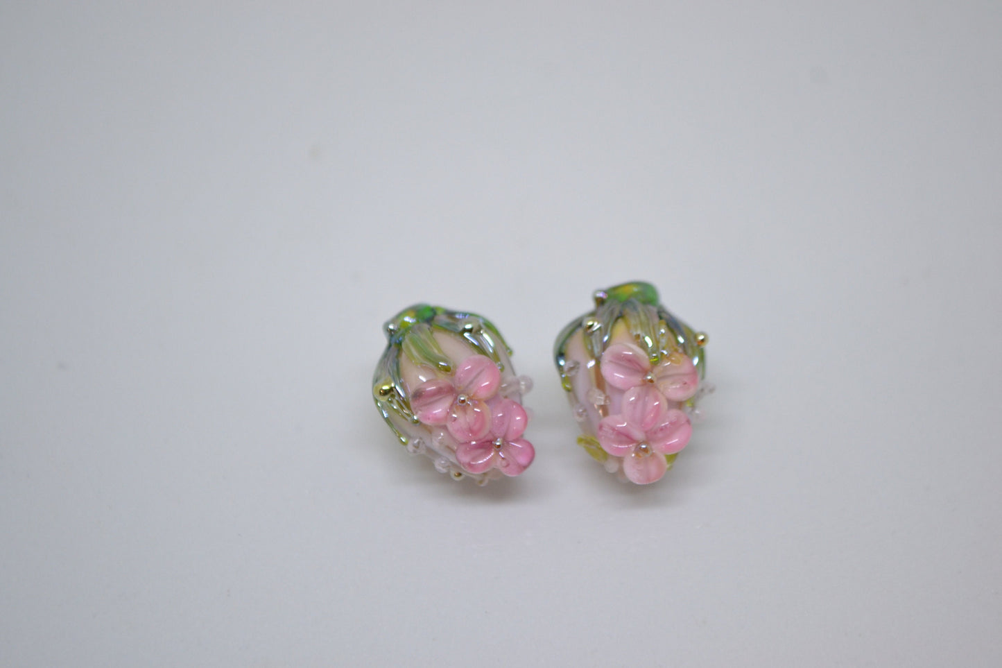 Pink flower bouquet lampwork beads, Tender pink lampwork beads with green leaves, Artisan lampwork, Beads for earrings, one bead