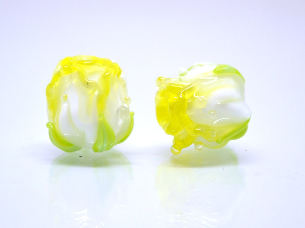 Yellow lampwork rosebud beads, Glass rose beads, White flower beads, Artisan lampwork, Floral Lampwork, Jewelry making, Glass flower jewelry