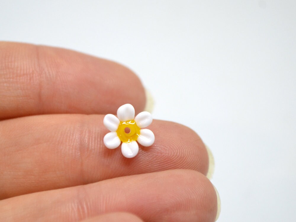 Small 9 mm Lampwork Chamomile beads, White yellow flower glass beads, White Camomile, Wildflower beads, Daisy bead, Floral murano glass