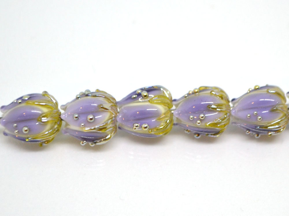Lavender flower beads green gold, 10mm beads, Light purple flower beads, Artisan lampwork, Handmade flower bead, Glass flower bead, Floral