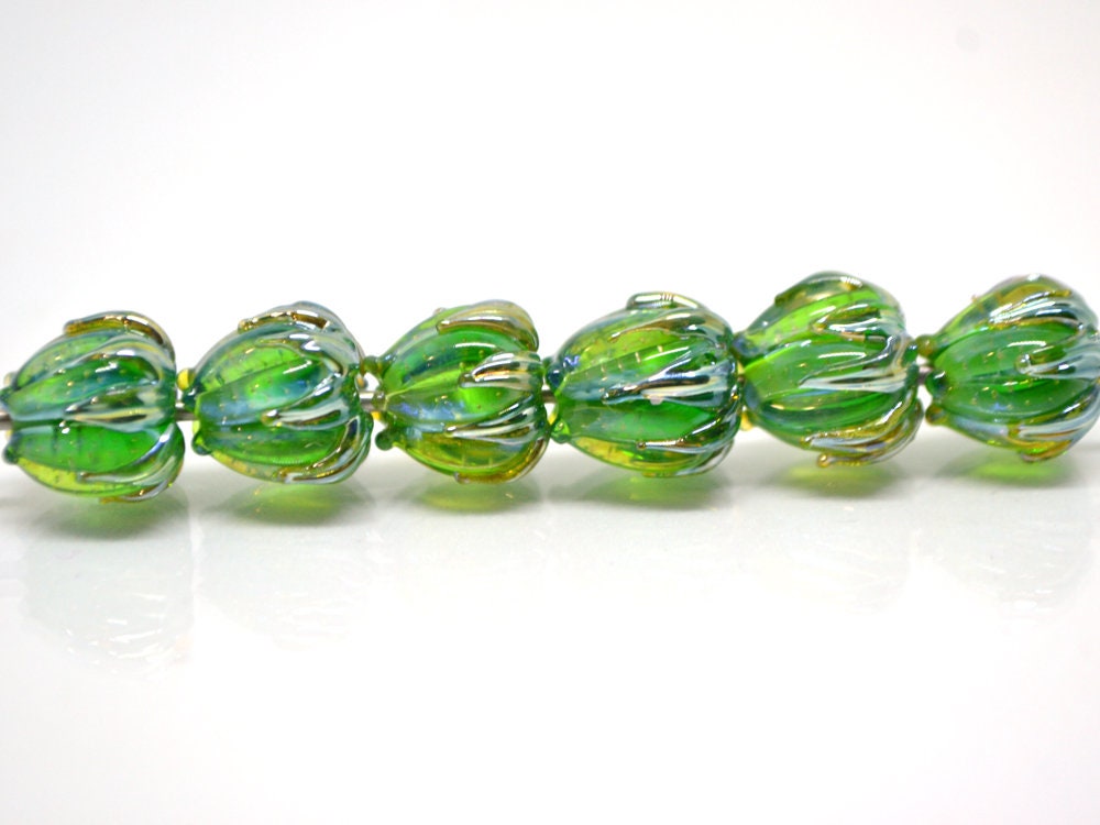 Green silver flower beads, Emerald green lampwork flower, 10mm flower beads, Glass flower, Floral lampwork, Artisan lampwork, transparent