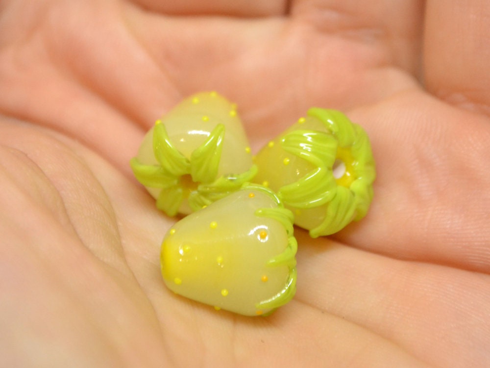 Yellow Strawberry glass beads, 12mm Lampwork berries, Glass strawberry, Lampwork Berry beads, Forrest berry beads, Nature inspired, Murano