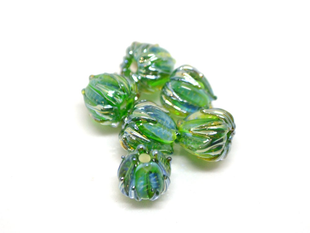 Green silver flower beads, Emerald green lampwork flower, 10mm flower beads, Glass flower, Floral lampwork, Artisan lampwork, transparent