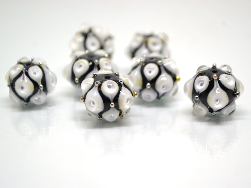 Black white glass beads