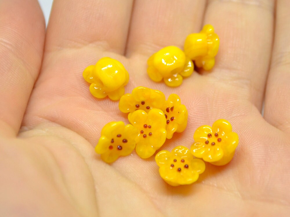 Yellow flower button beads, Honey yellow glass button beads, Flower button, Flower Lucite buttons, Artisan Lampwork