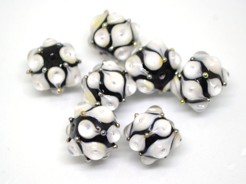 Black white glass beads