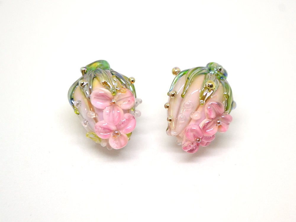Pink flower bouquet lampwork beads, Tender pink lampwork beads with green leaves, Artisan lampwork, Beads for earrings, one bead