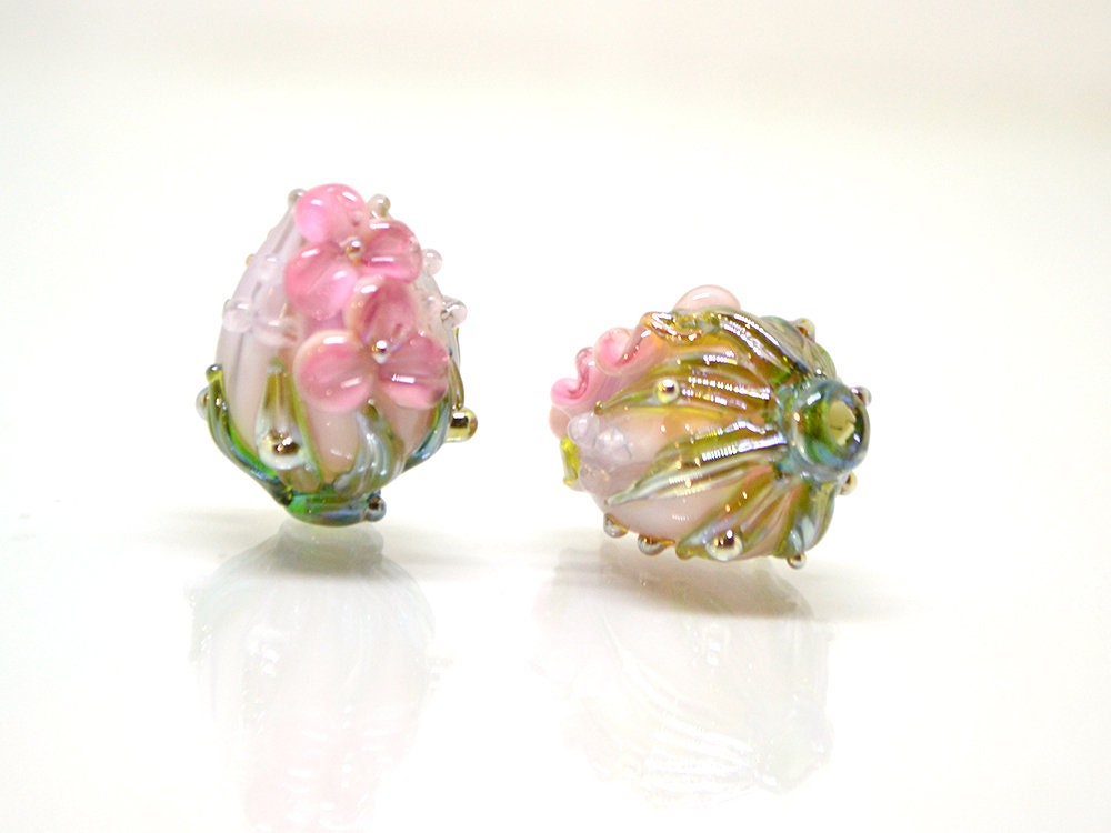 Pink flower bouquet lampwork beads, Tender pink lampwork beads with green leaves, Artisan lampwork, Beads for earrings, one bead