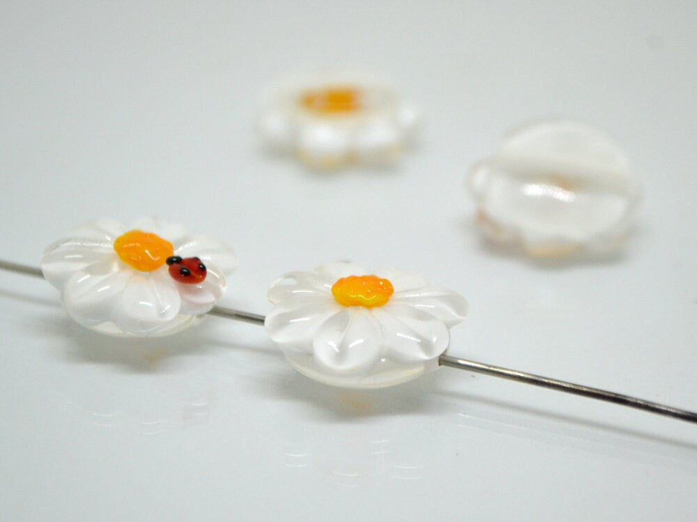 Chamomile flower lampwork beads with ladybug, Lentils beads, White flower beads, White floral lampwork
