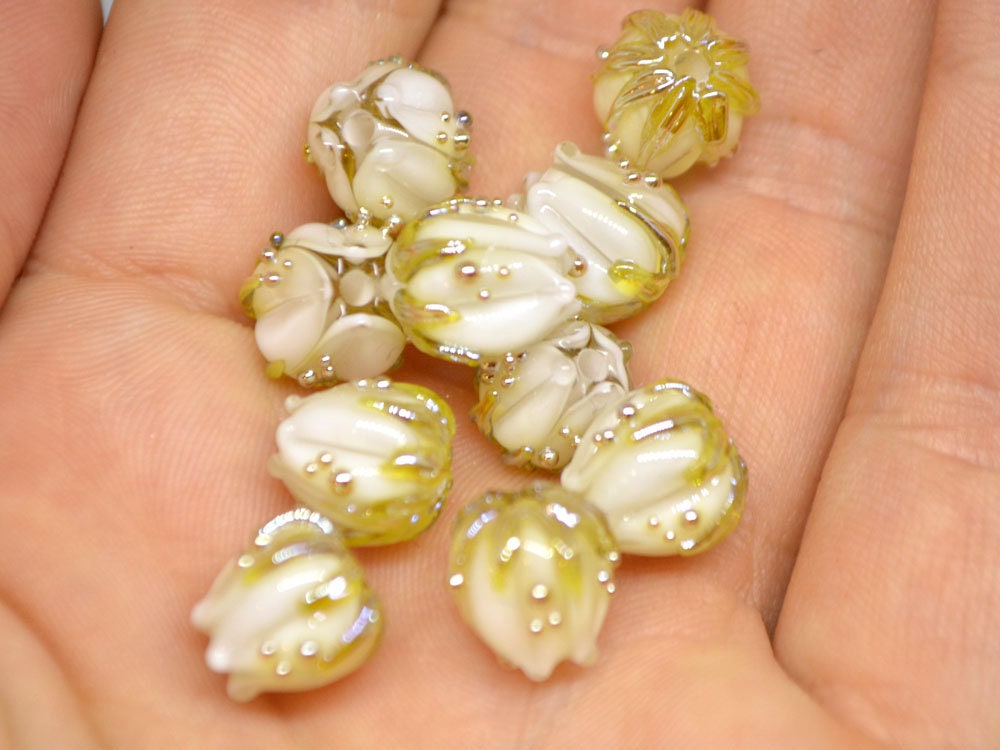 Handmade lampwork 10mm White flower glass beads with gold drops, Lampwork bead set, Small flower beads, Floral lampwork, Art glass bead milk