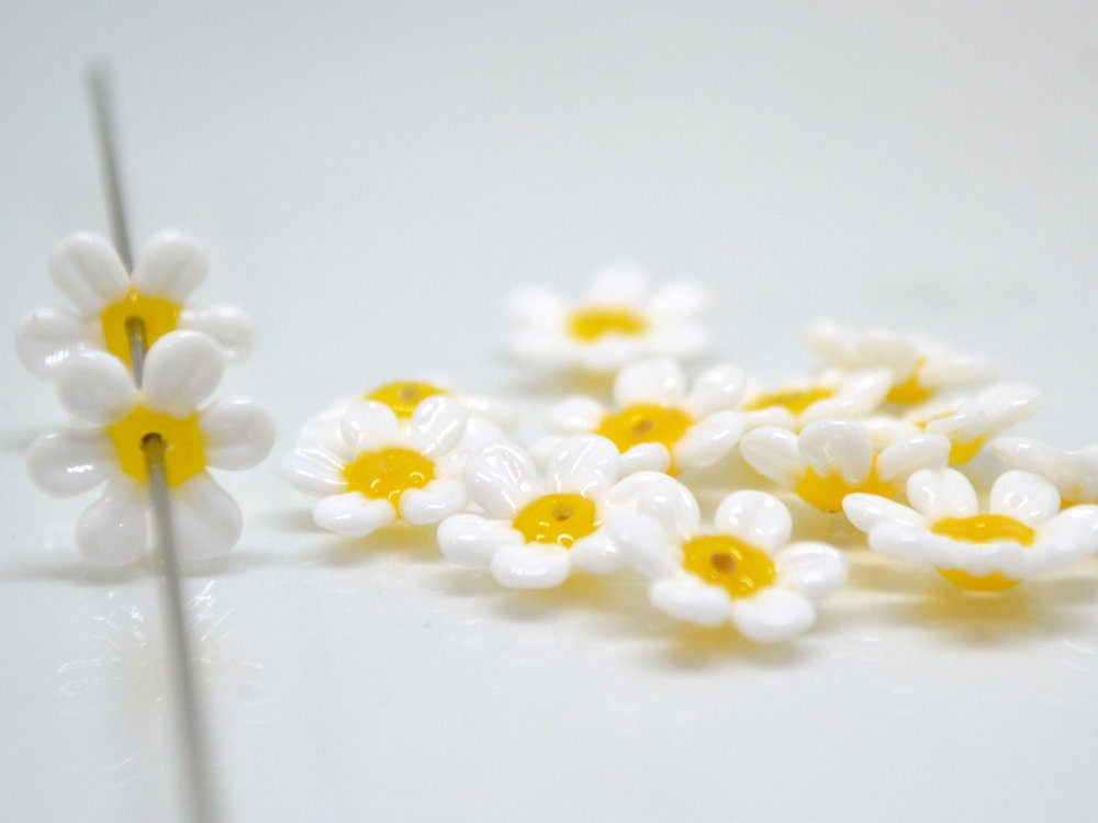 Small 9 mm Lampwork Chamomile beads, White yellow flower glass beads, White Camomile, Wildflower beads, Daisy bead, Floral murano glass