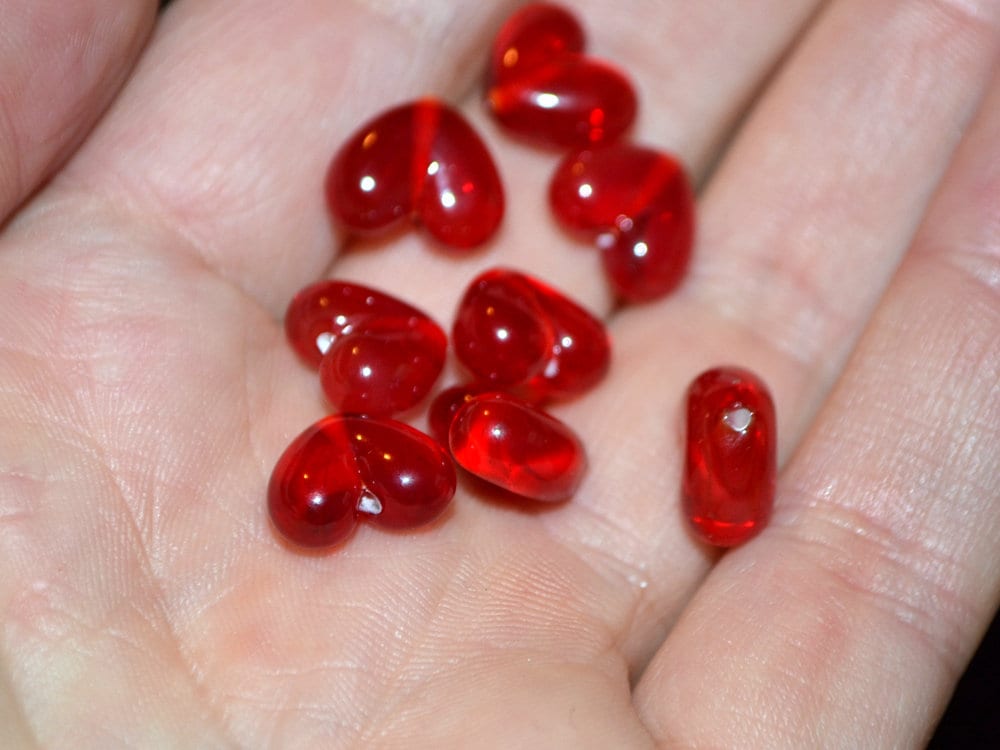 Small red heart beads, Lampwork heart, Flat heart beads, Red glass beads, Glass heart shape bead, Heart jewelry making, Artisan lampwork