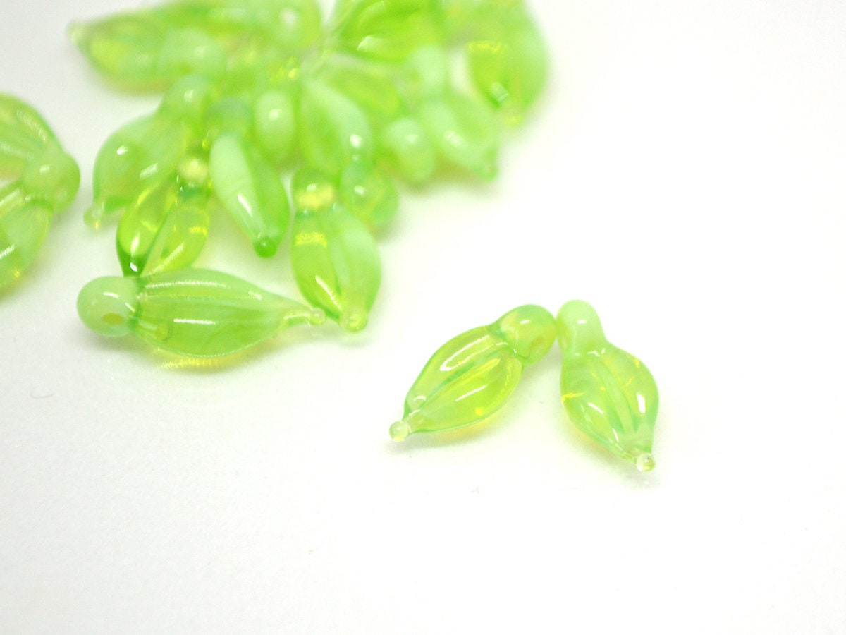 Peridote Green lampwork leaf beads, Glass leaves, Top drilled leaf beads, Lampwork leaf bead, Jewelry making, Leaf charm, Small Leaf beads