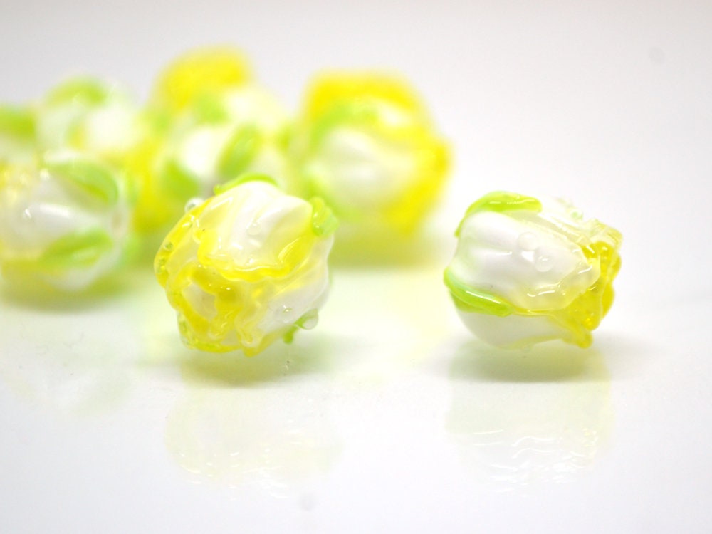 Yellow lampwork rosebud beads, Glass rose beads, White flower beads, Artisan lampwork, Floral Lampwork, Jewelry making, Glass flower jewelry