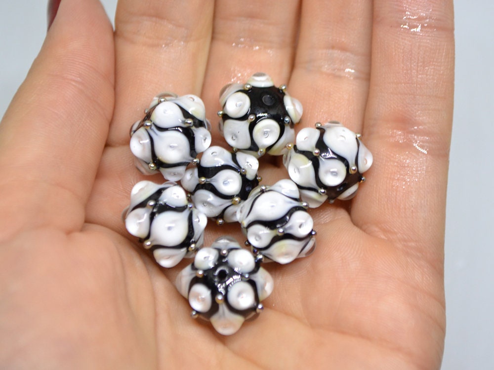Black white glass beads